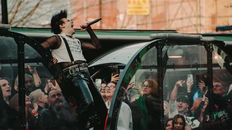   Le Concert Explosive de Yungblud: Un Mélange Féroce de Punk Rock et d'Émotions Brutes !